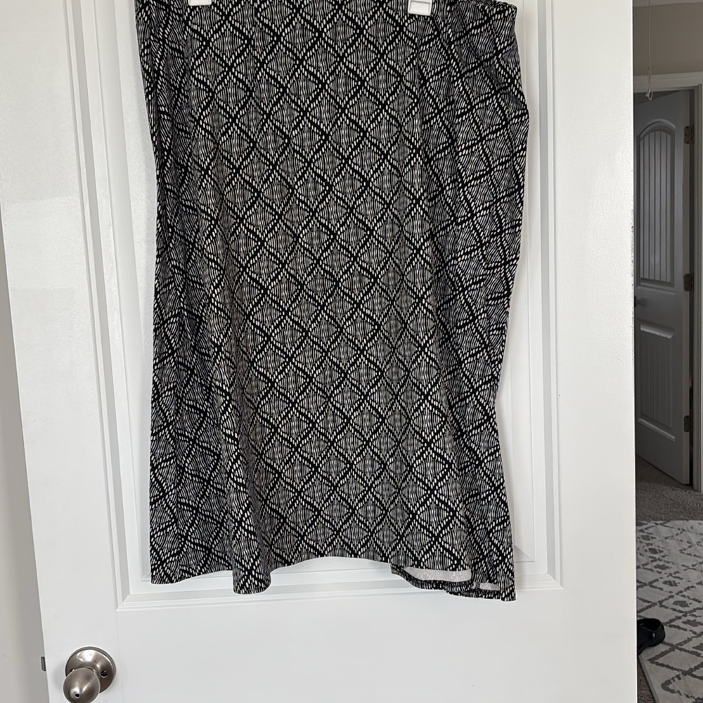 Chic Black and White Geometric Midi Skirt